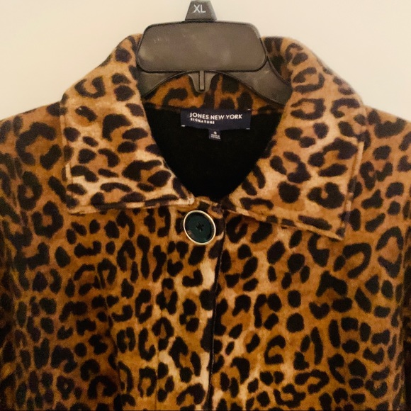 Vintage Wool blend leopard cape coat w big gold /black buttons.Perfect Condition - Picture 3 of 6
